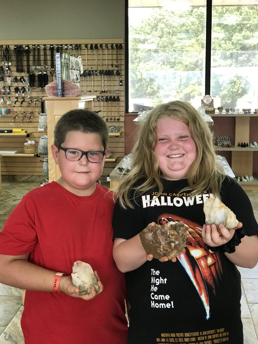 RonColemanMine's tweet photo. Emma & Aiden had fun digging their own quartz crystals at Ron Coleman β€οΈ #crystallove #familyfun #visitarkansas #diginthedirt #getoutside https://t.co/XxNrDHioN7