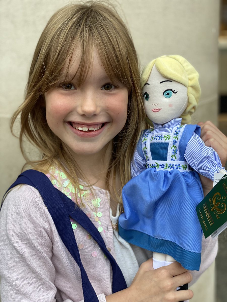 cwal79's tweet photo. Unashamed @frozenlondon  appreciation tweet. From the red coats in VIP, to box office staff, and of course the wonderful cast - a lovely evening at the theatre for my daughter’s first ever west end trip! https://t.co/wA1Vheov81
