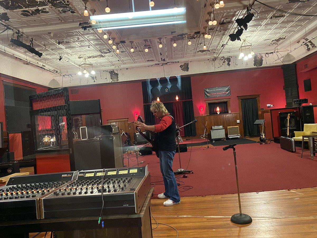 rames_jafferty's tweet photo. Gettin it done in the studio today
#progrock #progressiverockcommunity #progressiverock #rickenbacker #rickenbackerbass #fenderbassman #fenderamps #rmi #rmipiano #analogstudio #analog #ctmusic #newenglandmusic #connecticut #audio #recordingstudio #ctrecordingstudio #recording https://t.co/uA4lhUeD4l