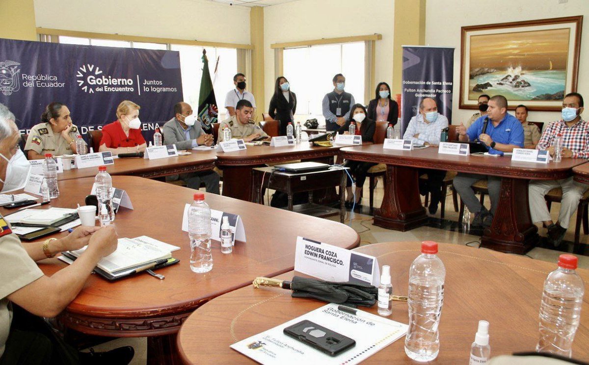 MinGobiernoEc's tweet photo. 👮‍♀️👮‍♂️El primer Consejo de Seguridad de Santa Elena, liderado por la ministra #AlexandraVela, resolvió poner en marcha 6 acciones interinstitucionales para incrementar la seguridad en la provincia. 

📰Entérate los detalles aquí ⤵️ 
https://t.co/xeAAp9BT73

#JuntosPorLaSeguridad https://t.co/n0W5h4ttfJ