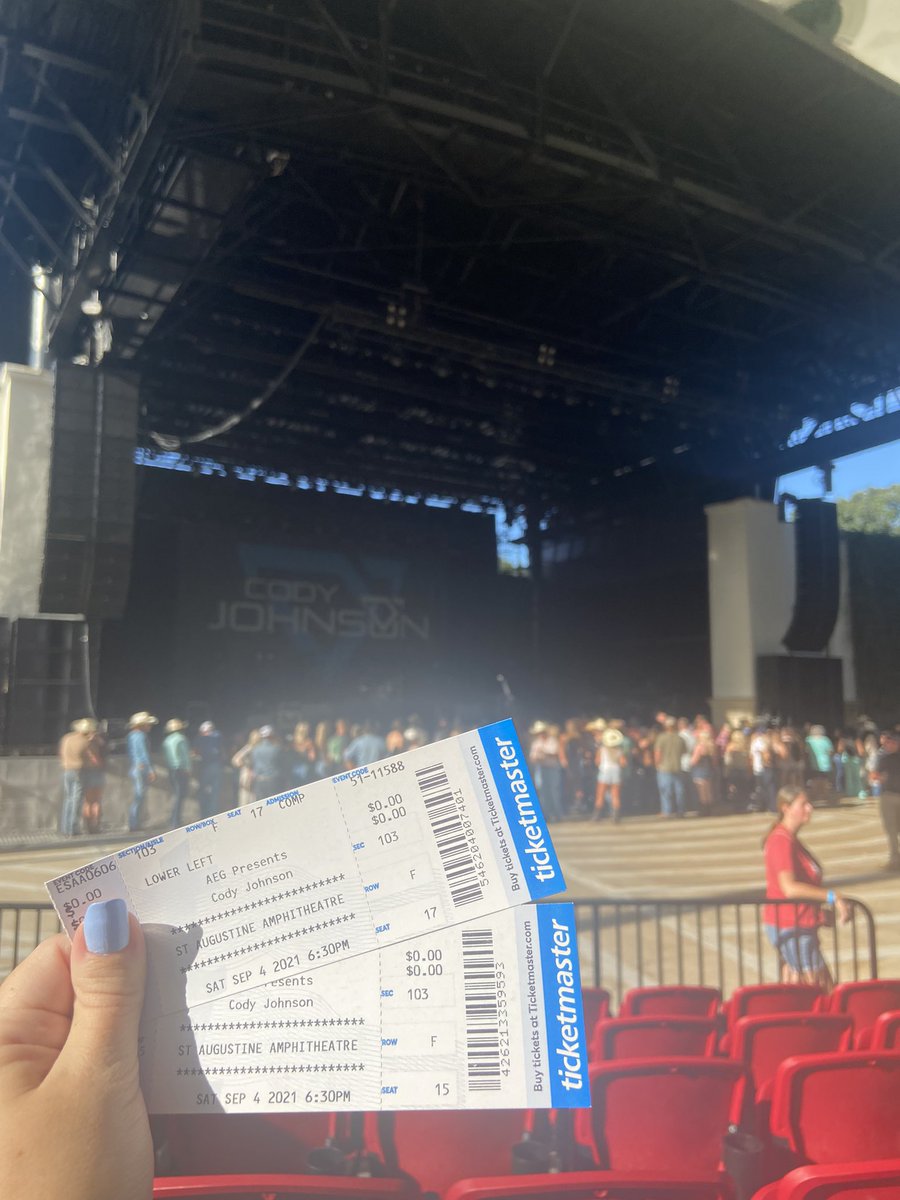 lookitsqueenB's tweet photo. I cant believe this happened. I wouldn’t be sitting here without @C_Rudie2 &amp; @IanMunsick .. I can’t thank you enough 🥲🤍 https://t.co/61AT42q3Ej