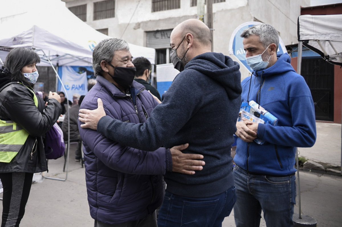acsantarelli's tweet photo. Recorrimos el operativo que está llevando adelante el @MunicipioLdeZ con @SaludBAP, @PAMI_org_ar y @ansesgob, en La Cava.
Desde la gestión de @minsaurralde trabajamos para acercar el estado a los barrios y que los vecinos puedan hacer  consultas y reclamos cerca de sus casas. https://t.co/Ddxll7p7fZ