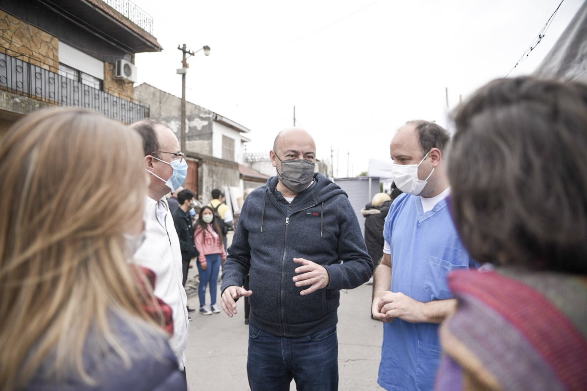 acsantarelli's tweet photo. Recorrimos el operativo que está llevando adelante el @MunicipioLdeZ con @SaludBAP, @PAMI_org_ar y @ansesgob, en La Cava.
Desde la gestión de @minsaurralde trabajamos para acercar el estado a los barrios y que los vecinos puedan hacer  consultas y reclamos cerca de sus casas. https://t.co/Ddxll7p7fZ