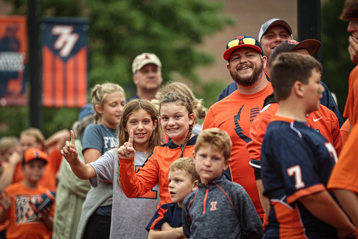 IlliniAthletics's tweet photo. Less than 2️⃣ hours until kickoff!

#Illini | #famILLy https://t.co/FNaV6OhII9