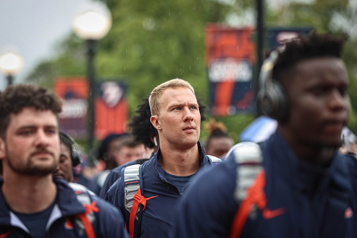 IlliniAthletics's tweet photo. Less than 2️⃣ hours until kickoff!

#Illini | #famILLy https://t.co/FNaV6OhII9