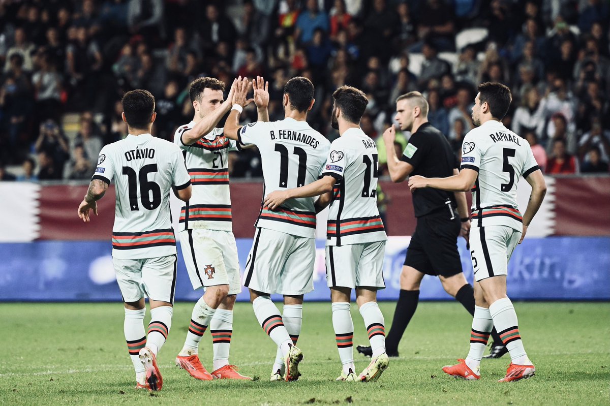 DailyUnitedBR's tweet photo. ✈🏆 AMISTOSO
🇶🇦1x3🇵🇹
Autor do terceiro gol de Portugal, Bruno Fernandes ajudou sua seleção a vencer o Catar, em um amistoso realizado hoje na cidade de Debrecen, na Hungria.
#CATPOR #MUFC https://t.co/HMSRJ4uoIt
