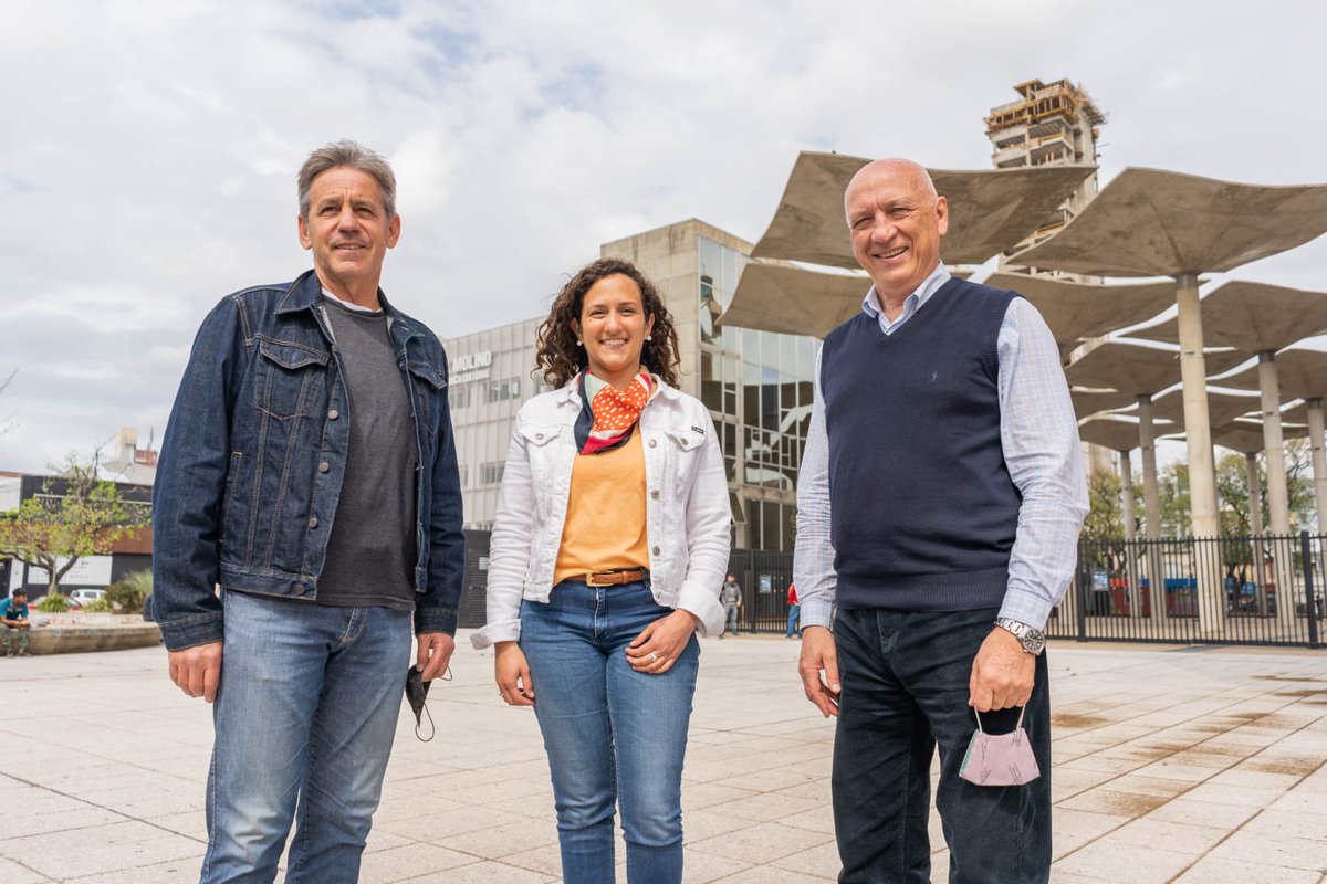 mlauramondino's tweet photo. Con @AntonioBonfatti  @emiliojaton y compañeros socialistas, en el escenario de #ElMolino, símbolo de una gestión que transformó la provincia para siempre🌹

Vamos por un futuro mejor!✊

#ElFuturoEsMejor https://t.co/CRhz0cTP5B