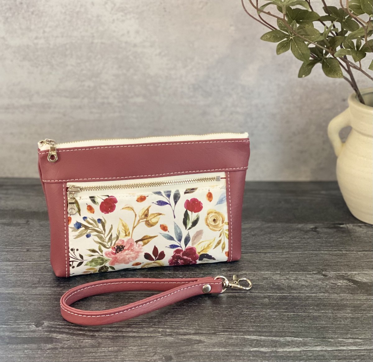 EverydayHb's tweet photo. Excited to share the latest addition to my #etsy shop: Fall Floral Devon Pouch Wristlet https://t.co/gsC56Zuk73 #fallfashion #watercolorfloral #smallpurse #devon #zipperbag #giftforher #mauvepurplepink #handmade #everydaybag https://t.co/fobUIH7Dx4
