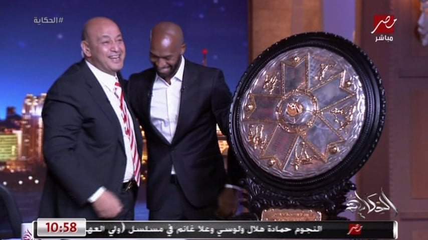 SarahAbdelbaky1's tweet photo. 📸| شيكابالا أثناء دخوله بدرع الدوري في برنامج "الحكاية" مع عمرو أديب. https://t.co/SWbOuxOMUZ