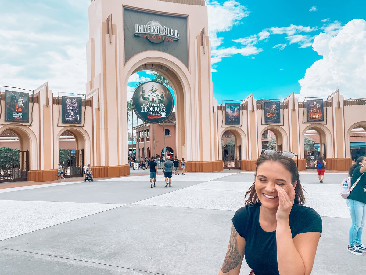 Suppplau's tweet photo. Not me crying while trying to take pictures infront of the arches. https://t.co/wi4ePrxiAX