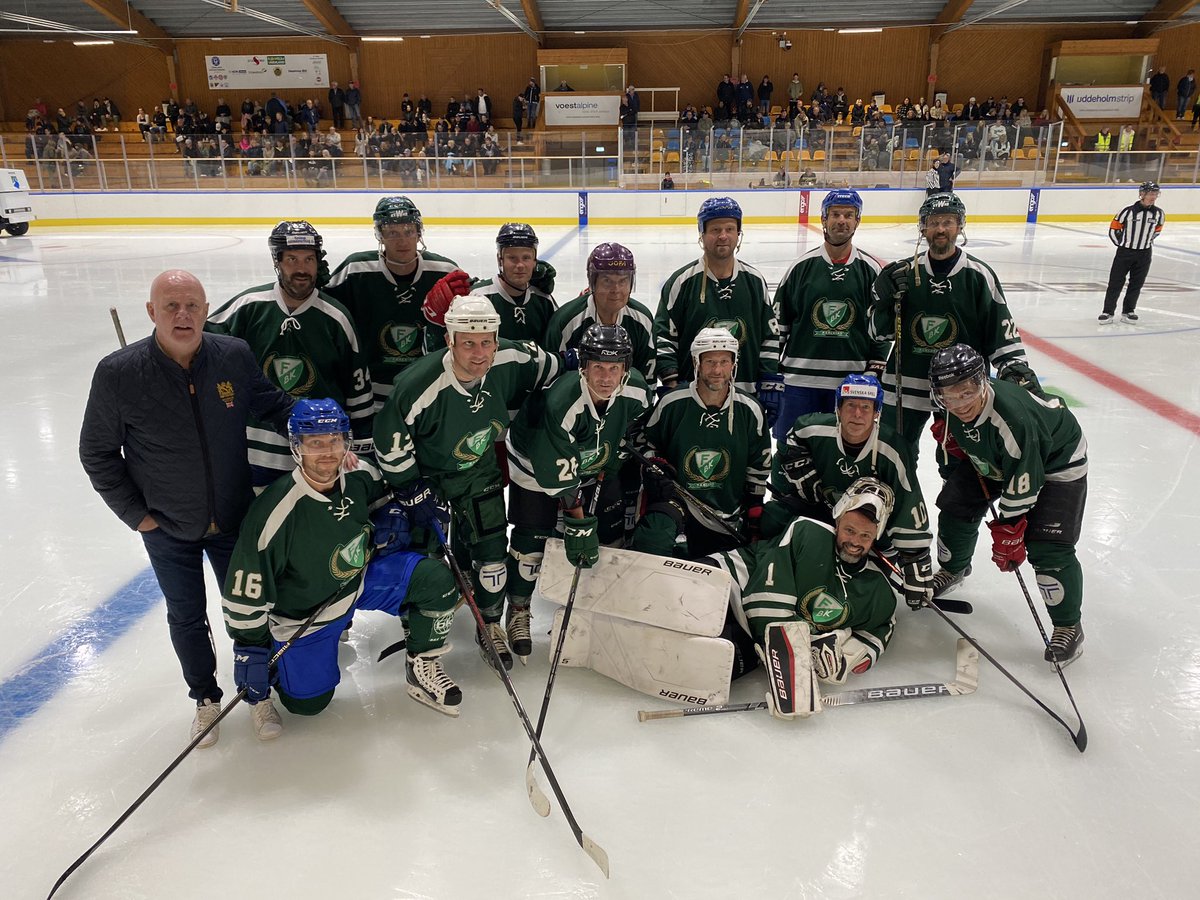 arved71's tweet photo. En lördags eftermiddag i #munkfors @IFK_Munkfors. @farjestad_bk old timmers fick äran att gästa och inviga bl.a den nya sargen i Munkfors Arena. https://t.co/BYlsGEK8Ia