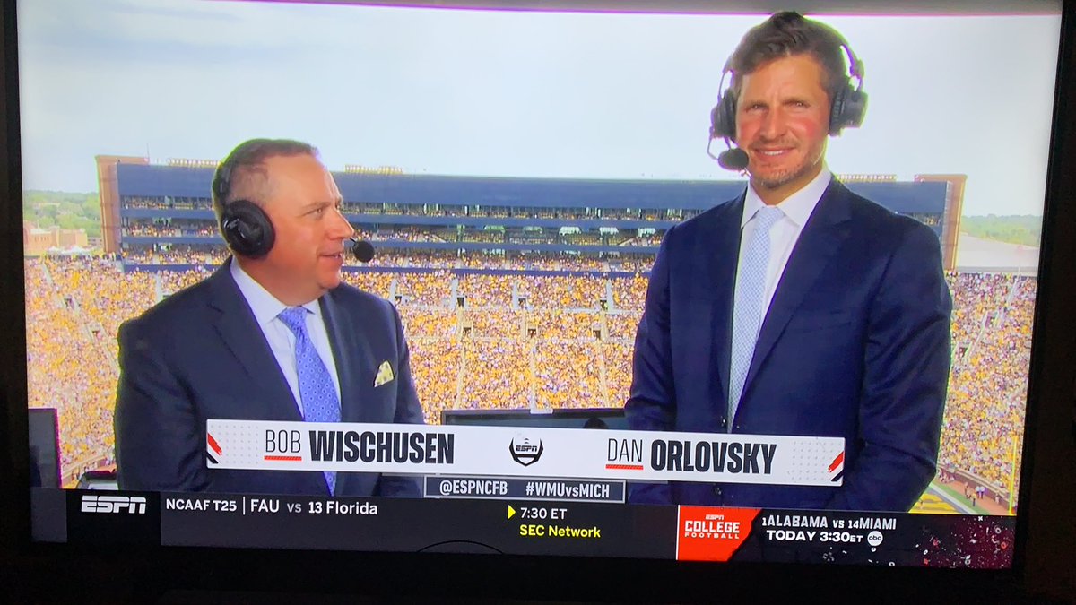 sadpatsfan__'s tweet photo. Either Bob Wischusen is super tiny or Dan Orlovsky is giant 😅
@ESPNCFB @danorlovsky7 #WMUvsMICH https://t.co/gcp9kPcBUD