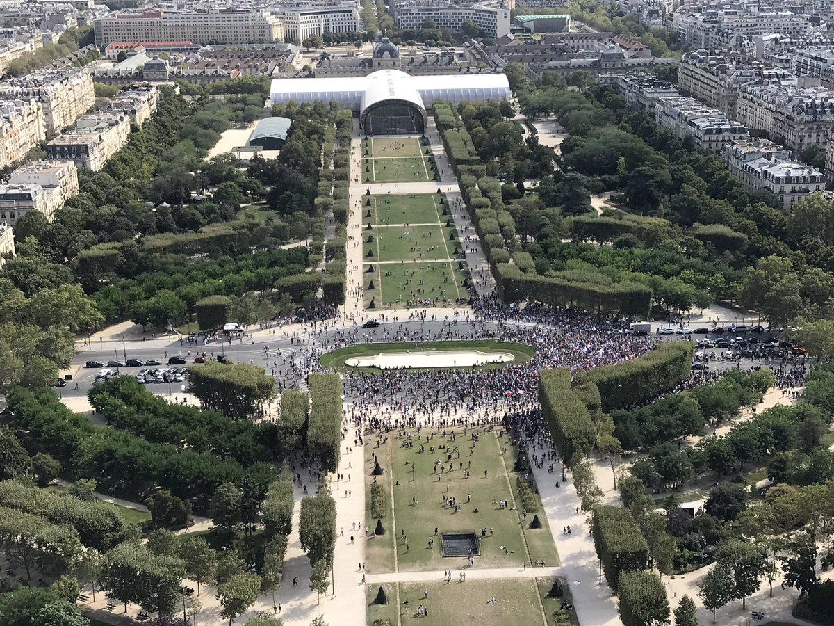 Petite visite de la Tour Eiffel ce samedi. Foule antivax pro <a href="/f_philippot/">Florian Philippot</a> bien maigrichonne mais ils vont encore nous dire qu’ils etaient des dizaines de milliers… 🙄