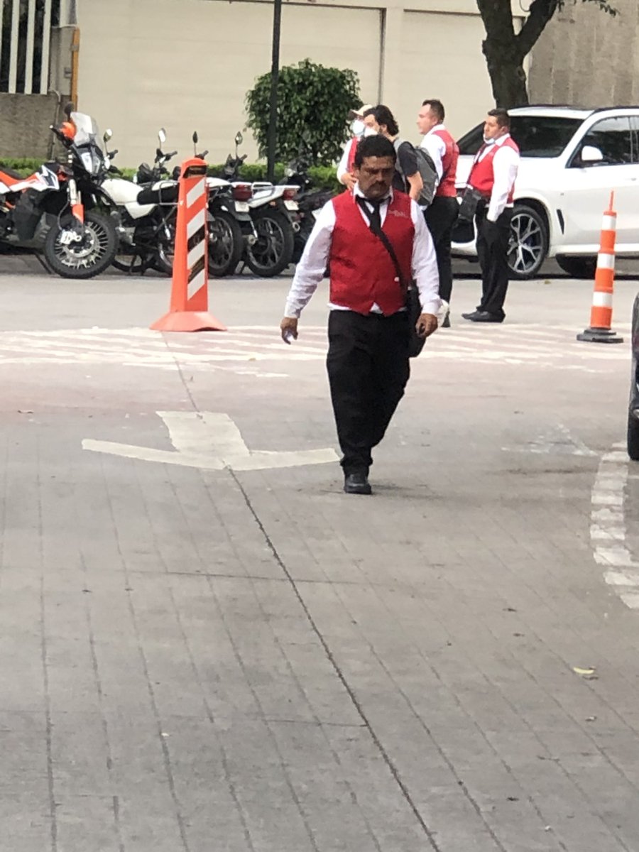 Dr_Buitron's tweet photo. Calle de Virgilio tomada por los valets como estacionamiento, es un buen desfogue para Castelar. Hasta cuando. Mauricio Tabe te apoyamos que sea recíproco https://t.co/EWoR1Ww5AV