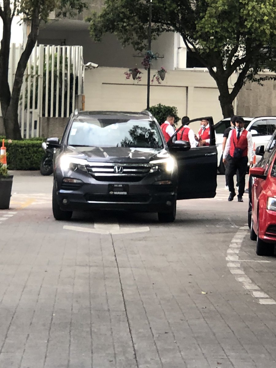 Dr_Buitron's tweet photo. Calle de Virgilio tomada por los valets como estacionamiento, es un buen desfogue para Castelar. Hasta cuando. Mauricio Tabe te apoyamos que sea recíproco https://t.co/EWoR1Ww5AV