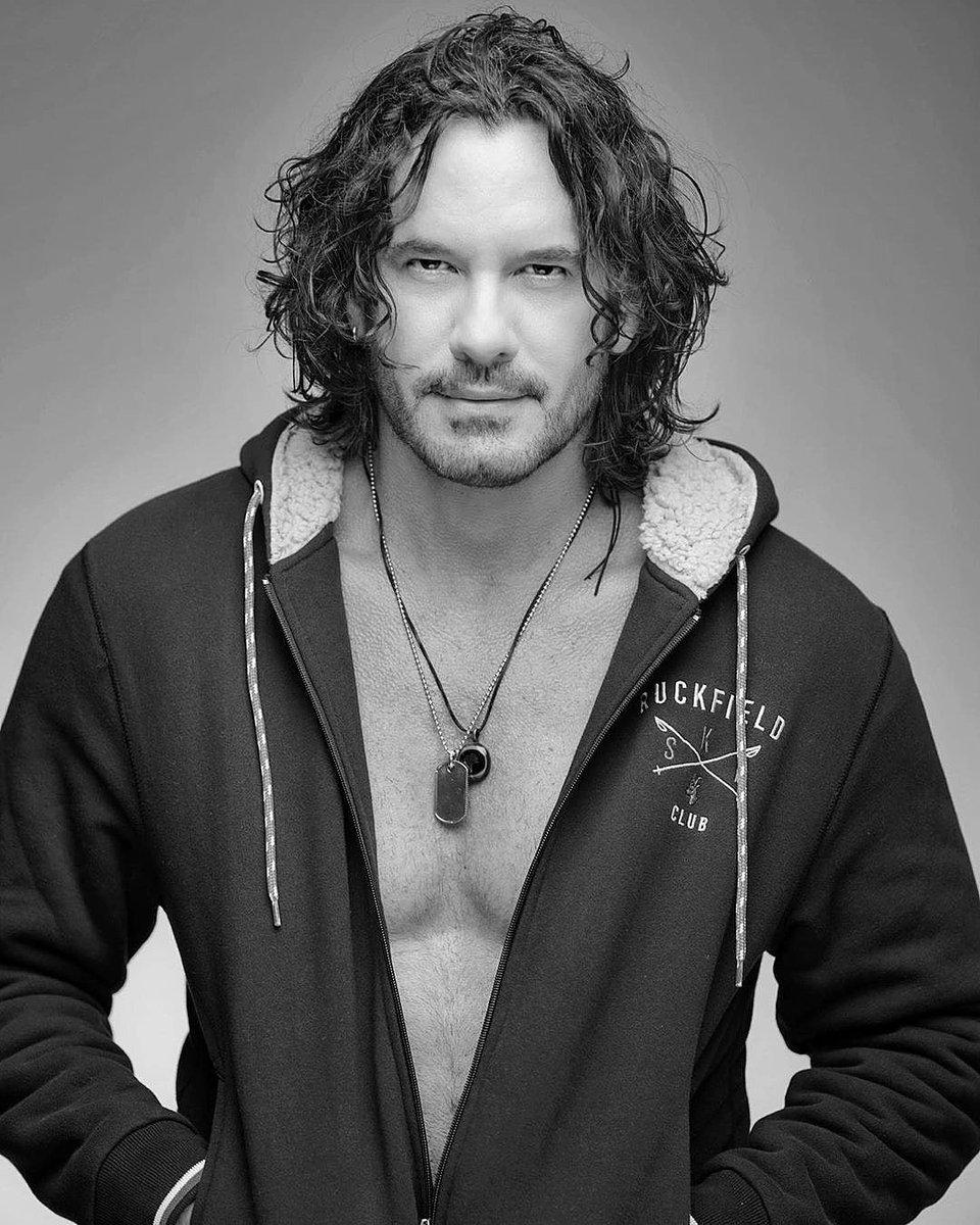 currica19711's tweet photo. "Que se apague el mundo, que yo me quedo a vivir en el brillo de tus ojos" @MarioCimarro
Se acaba ya el día. Asi que me voy a buscarte en los sueños. 
¡¡Hasta mañana!! ✨✨
Te quiero mucho ❤❤
Besotes guapísimo 😘😘😘😘
#mariocimarro https://t.co/SJh9VEhvuD
