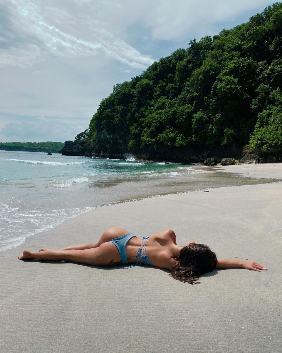 KharmicSarcasm's tweet photo. #WitchDown I just may stay here forever. Let the waters claim me. Become a siren that attracts unsuspecting vessels to their doom. #WitchGirlShit https://t.co/aSsOgs3s5K