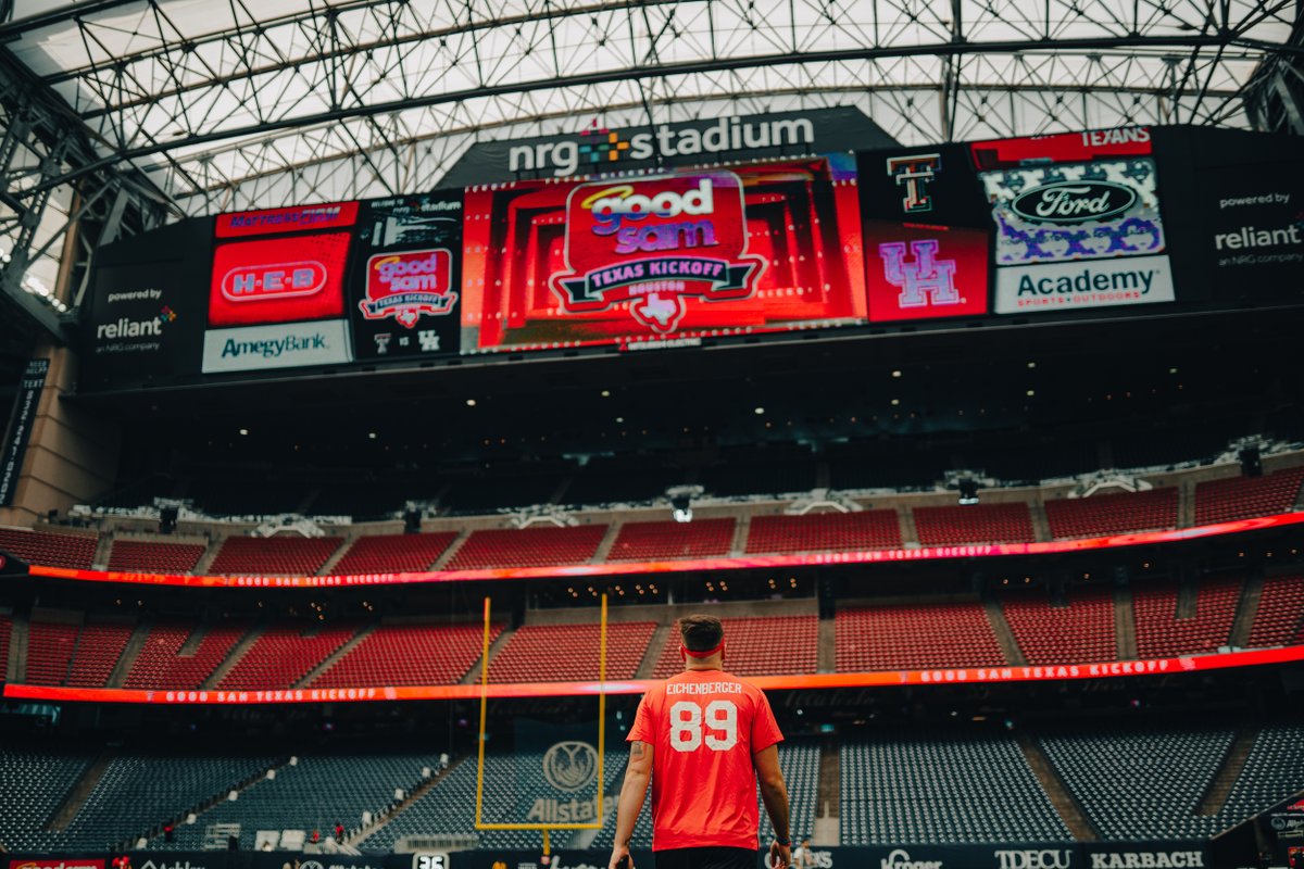 UHCougarFB's tweet photo. Pregame frames. 📸

#GoCoogs https://t.co/Geb9DGasPc