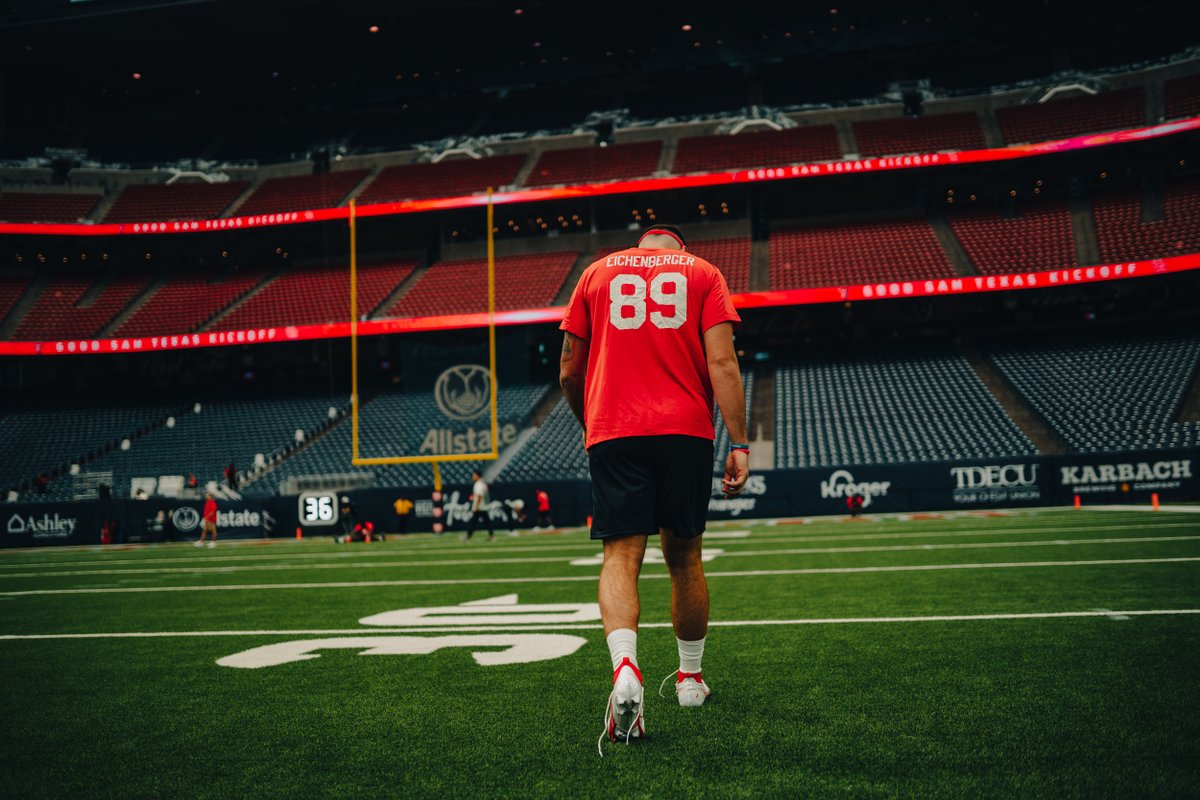 UHCougarFB's tweet photo. Pregame frames. 📸

#GoCoogs https://t.co/Geb9DGasPc