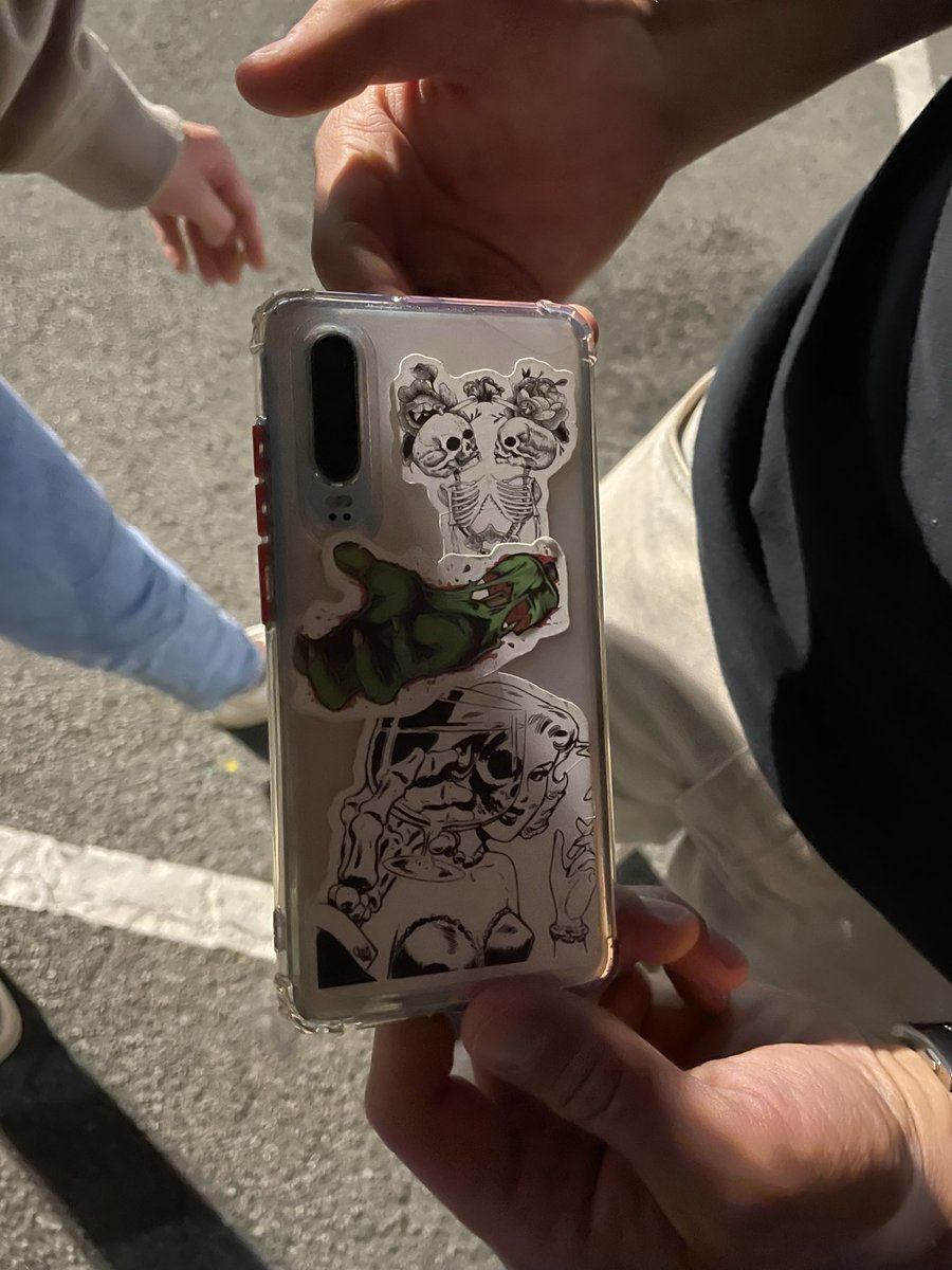 JeanneeDRK's tweet photo. ⚠️téléphone huawei trouvé en face du match au bout de la rue massena, RT appréciés ⚠️ https://t.co/1RWg3KbXtb