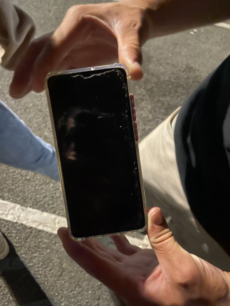 JeanneeDRK's tweet photo. ⚠️téléphone huawei trouvé en face du match au bout de la rue massena, RT appréciés ⚠️ https://t.co/1RWg3KbXtb