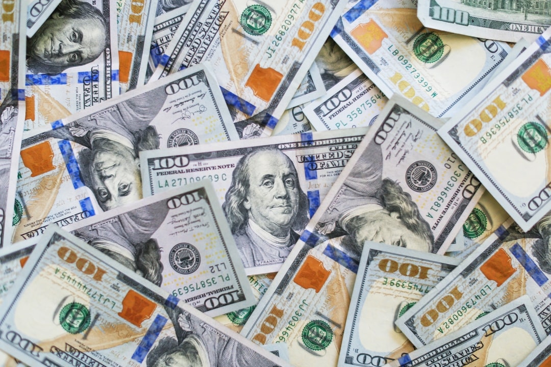 UMeCreditUnion's tweet photo. Did you know?  🔔 The blue ribbon woven through new hundred dollar bills contain thousands of micro lenses that make the Liberty Bell appear to dance! 🕺🏻 #FunMoneyFacts

Photo by Giorgio Trovato https://t.co/jpaKEO1dss