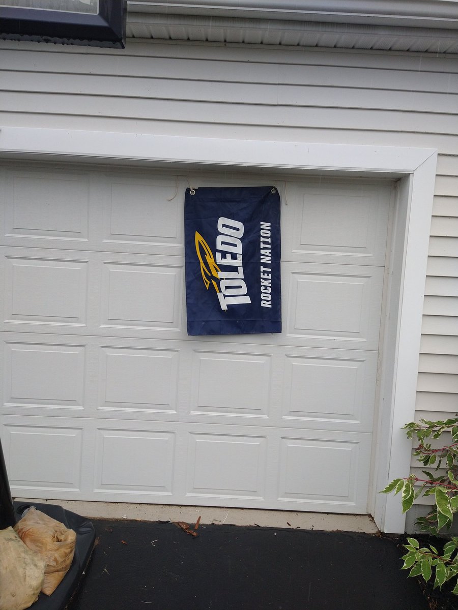 scottmoyer22's tweet photo. It's game time!
#GoRockets 
#glasscity
#Toledo 
#BestinOhio https://t.co/ZqpGWnHtJV