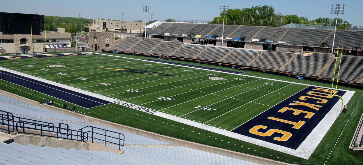 scottmoyer22's tweet photo. It's game time!
#GoRockets 
#glasscity
#Toledo 
#BestinOhio https://t.co/ZqpGWnHtJV