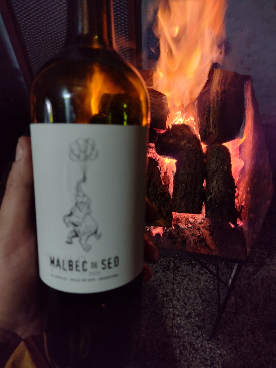 Frío, calor, llueva , truene , siempre un fueguito , un buen asado , y está bestialidad de vino , lo que me gusta esto , salu