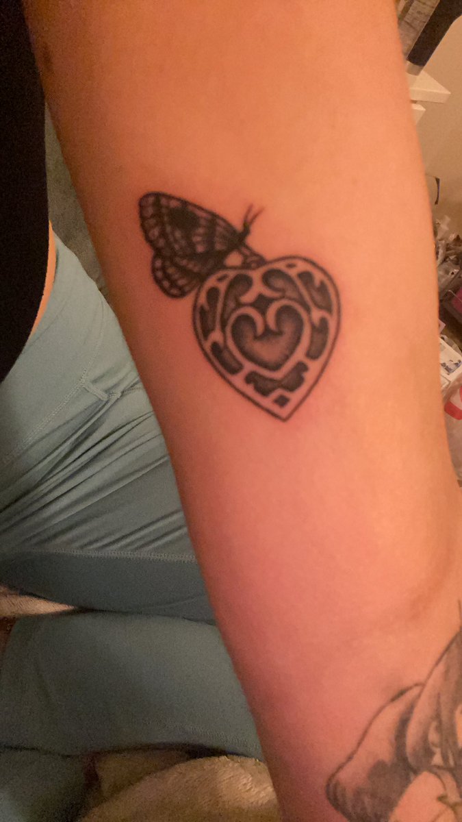 marefreds's tweet photo. for you goth moth, i miss u everyday 🖤 https://t.co/qfHKPA915Z