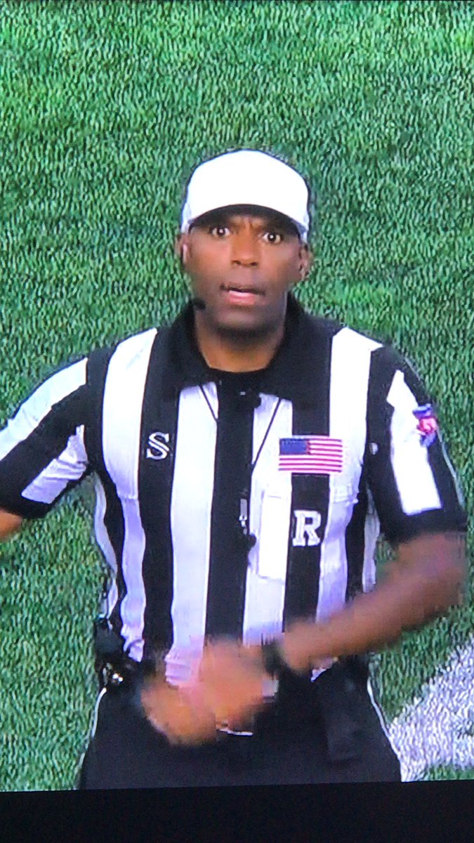 HeSoooKrispy's tweet image. This ref’s eyes stare straight through my soul 😳 #foxcfb