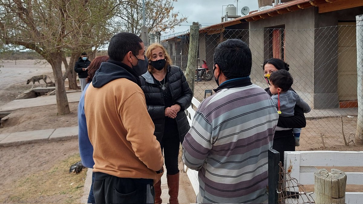 NormaVTrigo's tweet photo. Cuando hablamos de hechos, pensamos en las familias del B° Esperanza Santarrosina o en la nueva Delegación, o en tantos otros logros que beneficiaron por igual a los vecinos de #ElMarcado. Hoy visitamos a ellos, nuestros vecinos. #AquíEstáSantaRosa @FrenteCambiaMza https://t.co/AZsi4SEabF