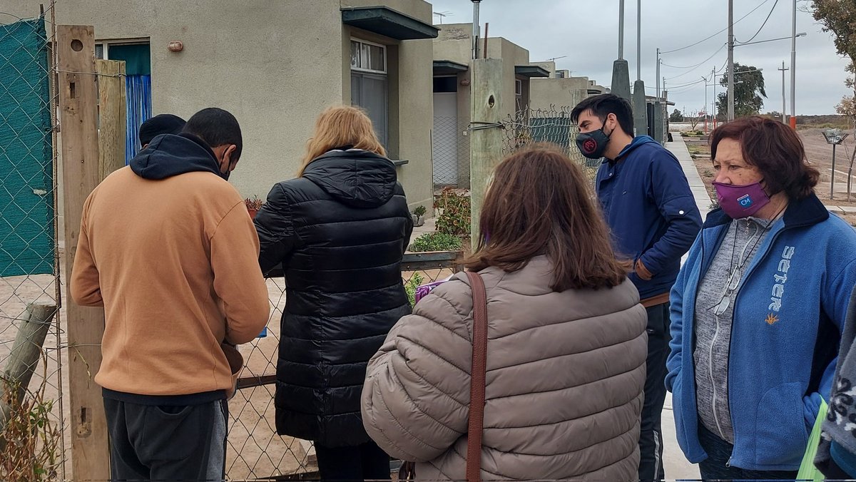 NormaVTrigo's tweet photo. Cuando hablamos de hechos, pensamos en las familias del B° Esperanza Santarrosina o en la nueva Delegación, o en tantos otros logros que beneficiaron por igual a los vecinos de #ElMarcado. Hoy visitamos a ellos, nuestros vecinos. #AquíEstáSantaRosa @FrenteCambiaMza https://t.co/AZsi4SEabF
