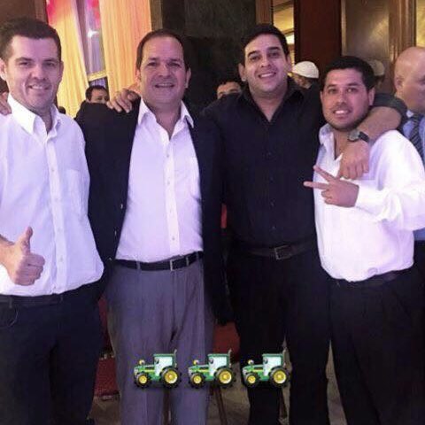 JuanGrassiPy's tweet photo. En abril del 2019 Miguel Mendoza, funcionario municipal (camisa blanca a la derecha de Arnaldo Samaniego) me pidió una coima de 7.500.000 para “ayudarme” a bajar mis impuestos y tasas en la Municipalidad de Asunción. [HILO 🧵] https://t.co/sZlYRlS7Hm