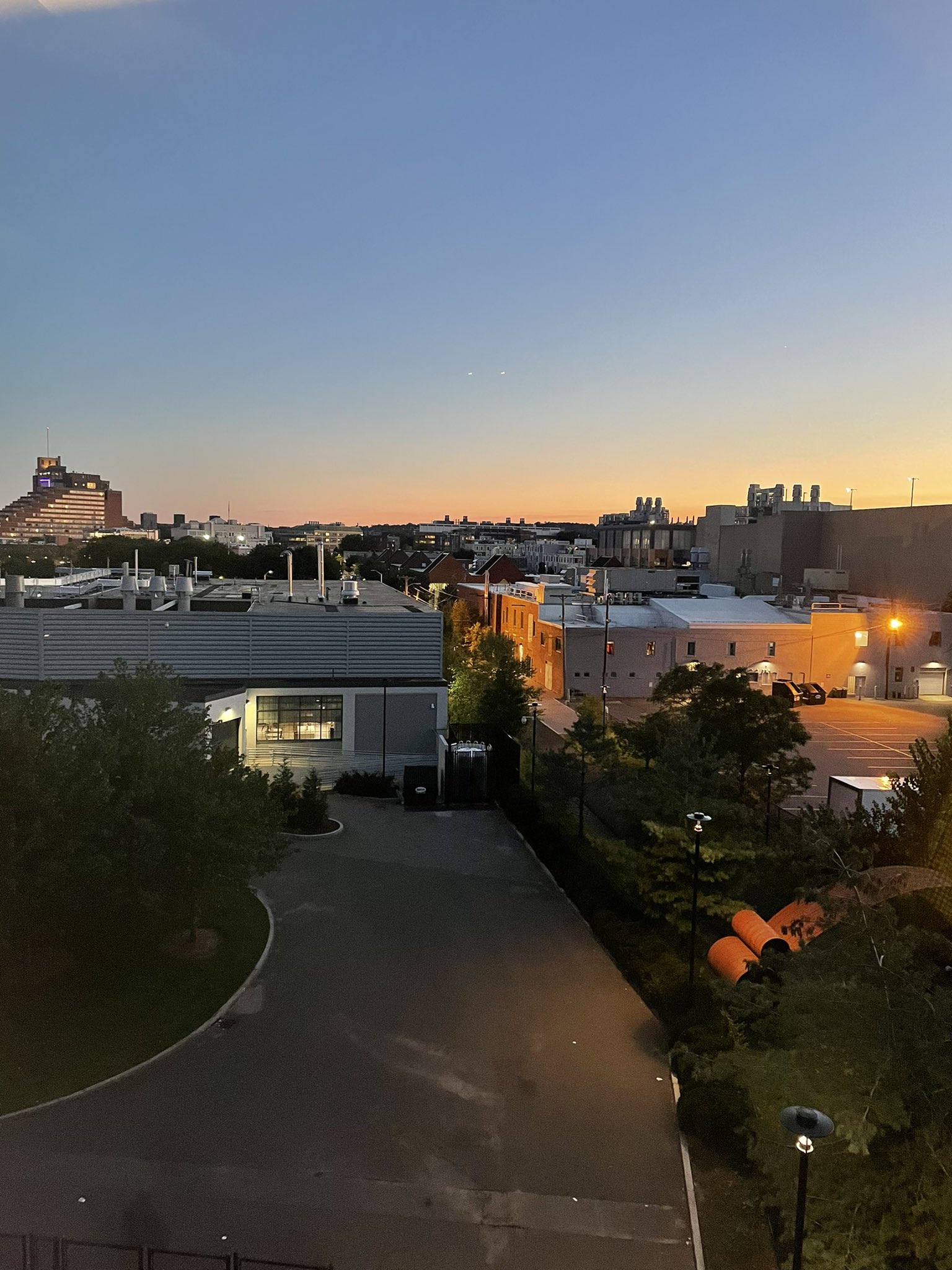 夏花喵 刚过8 月 夜间室内温度已经到 以下了 吓得我赶紧找宿管借了个电暖器压压惊 怀念温暖的加利福尼亚