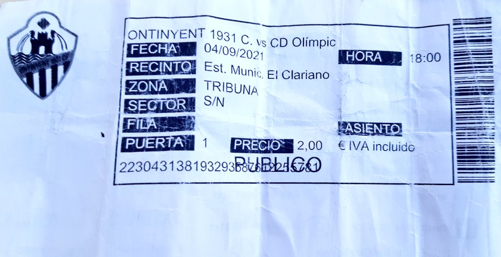 lichon_11's tweet photo. "LA FOTO DE LA VERGONYA"  Hui en el Clariano, jubilats,menors d'edat,pares de xiquets i públic en general obligats a pagar per vore un partit de futbol base,algo inèdit en la Comunitat Valenciana...lamentable!!!! @ontinyent1931cf @FFCV_info https://t.co/tdFS52bKLz