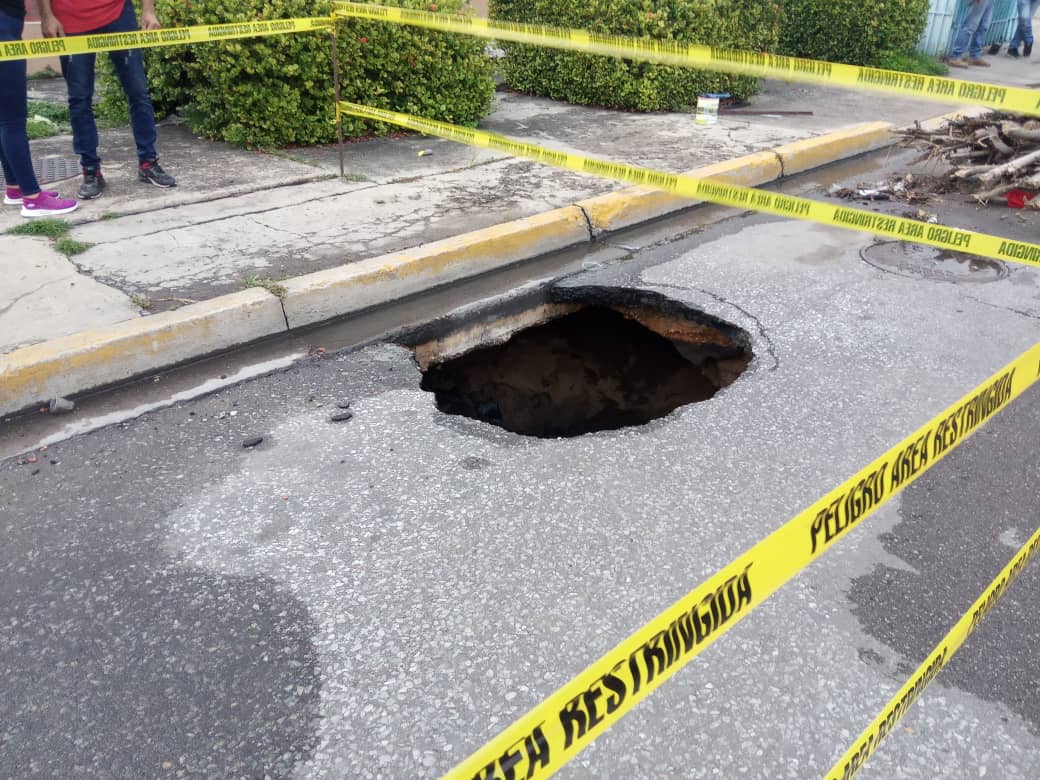 carlota_pucha's tweet photo. Enorme hueco #AvdaMariñoSur #Maracay, ya han caído dos personas @MARACAYINFORMA @MARACAY24HRS @kurucuteando @TonyQuintero https://t.co/2YGJ62cocU