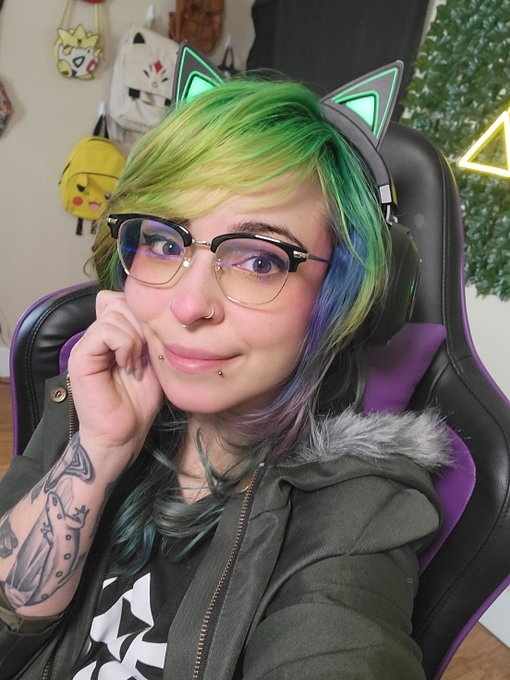bighead streamer mode activate  come hang out!! :3 https://t.co/ET798X7IAB https://t.co/NLOPZiYZpo