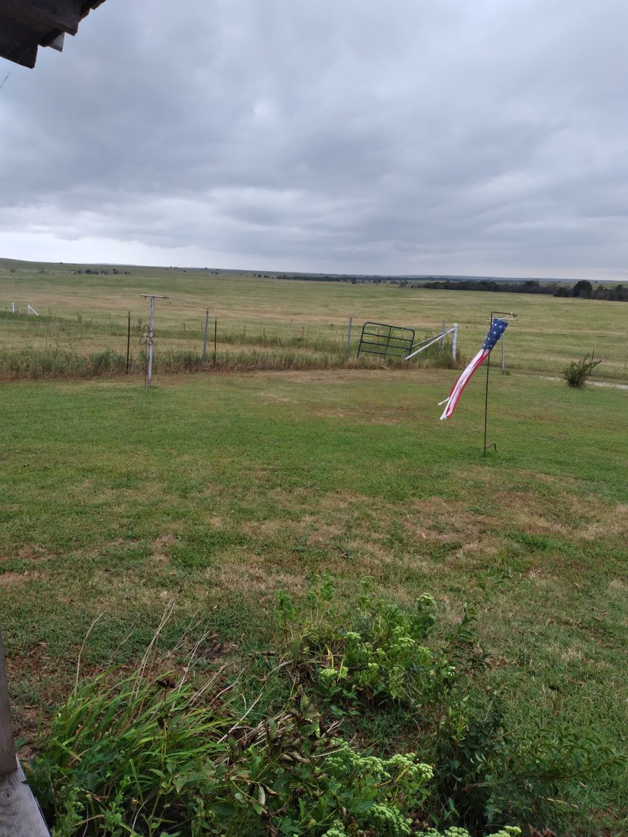 casual_JW's tweet photo. Something about standing out here looking at all the scenery around definitely makes you evaluate things... #lag #plainsofoklahoma #seeformiles #peaceful https://t.co/0KV75Sdwl5