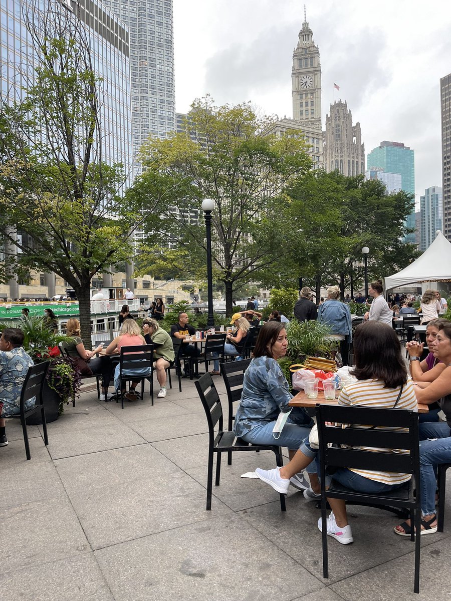 TammieSouza's tweet photo. Clouds arenโt spoiling an incredible evening on the river in #Chicago Is anyone at home ๐ก??? Itโs packed 4 #LaborDayWeekend **best of all** Sunshine returns tomorrow ๐ Iโll have the complete rundown tonight 10 PM @cbschicago CBS2 #CBSNChicago With @JimWilliamsCBS2 ๐ U then ๐ https://t.co/6De5UpXA2n