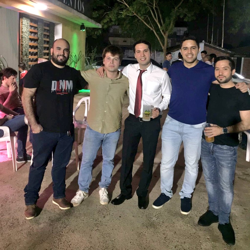 Tenemos un nuevo ingeniero en el plantel. Conocido como el remangador, el gran Lobelto, amo y señor de Rockero. ¡Felicidades Ing. <a href="/RDSC90/">Robert</a>! #NewpInge #5F #Lobelto 🍻💡🎓⚪🔵