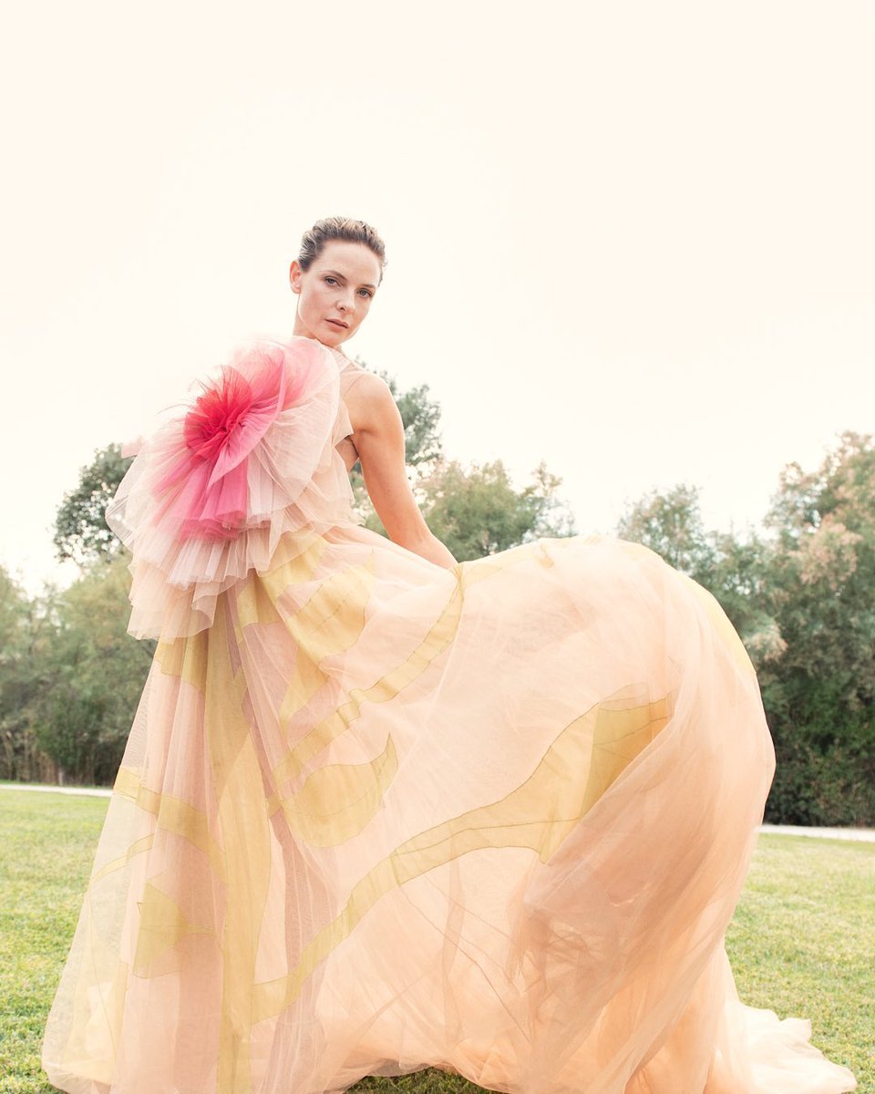 (📸) ภาพถ่ายโดย Julian Ungano ก่อนเริ่มงานพรีเมียร์ #DuneMovie 

#RebeccaFerguson