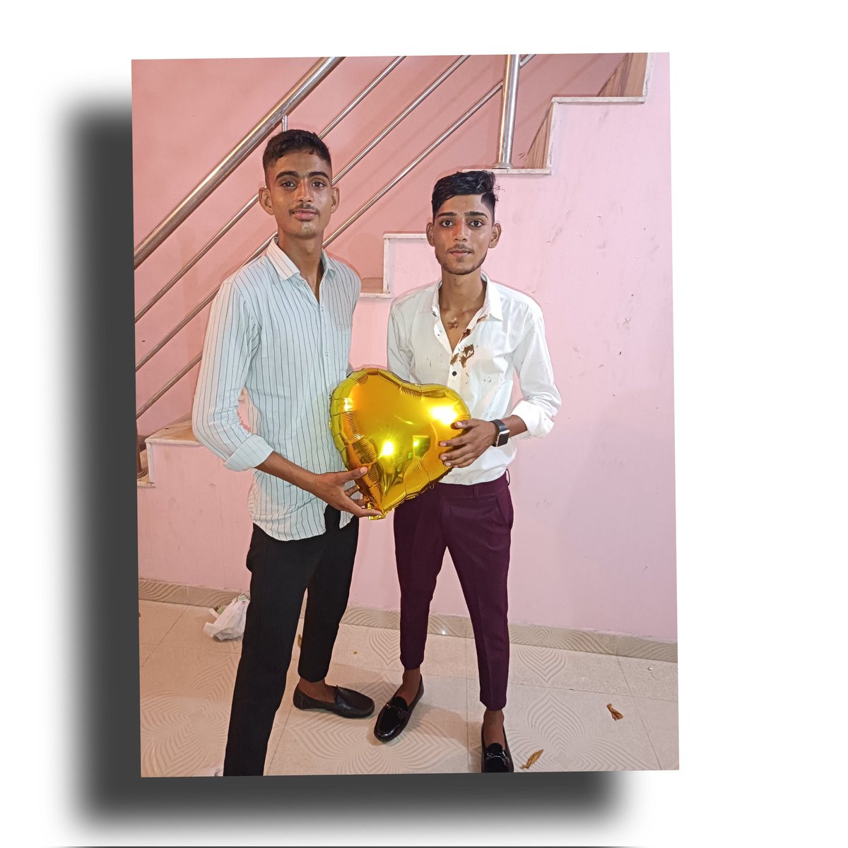 Mewati2Rahil's tweet photo. अपना छोटा भाई का बर्थडे पार्टी https://t.co/OTMf2byxpM