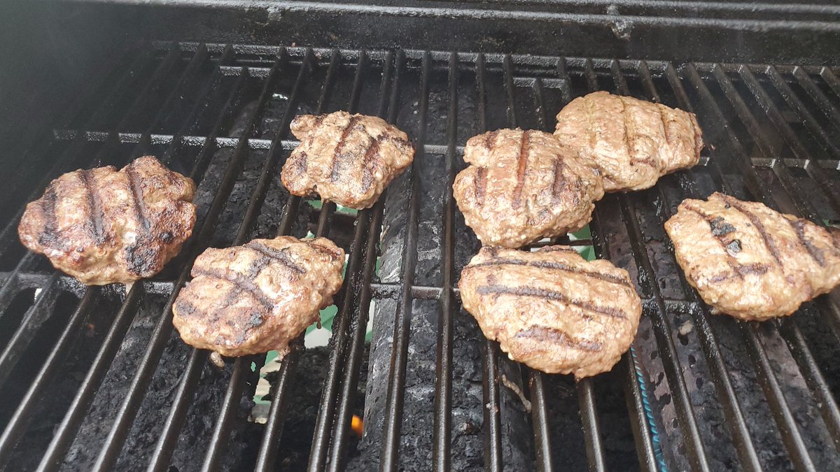 boozereviewsca's tweet photo. Happy LONG WEEKEND!!!! getting it done right with this @driftwoodbeer 2021 Singularity!! And home made burgers.... damn rights!!! #labourdayweekend #septemberlong https://t.co/LyFBkRqL6O