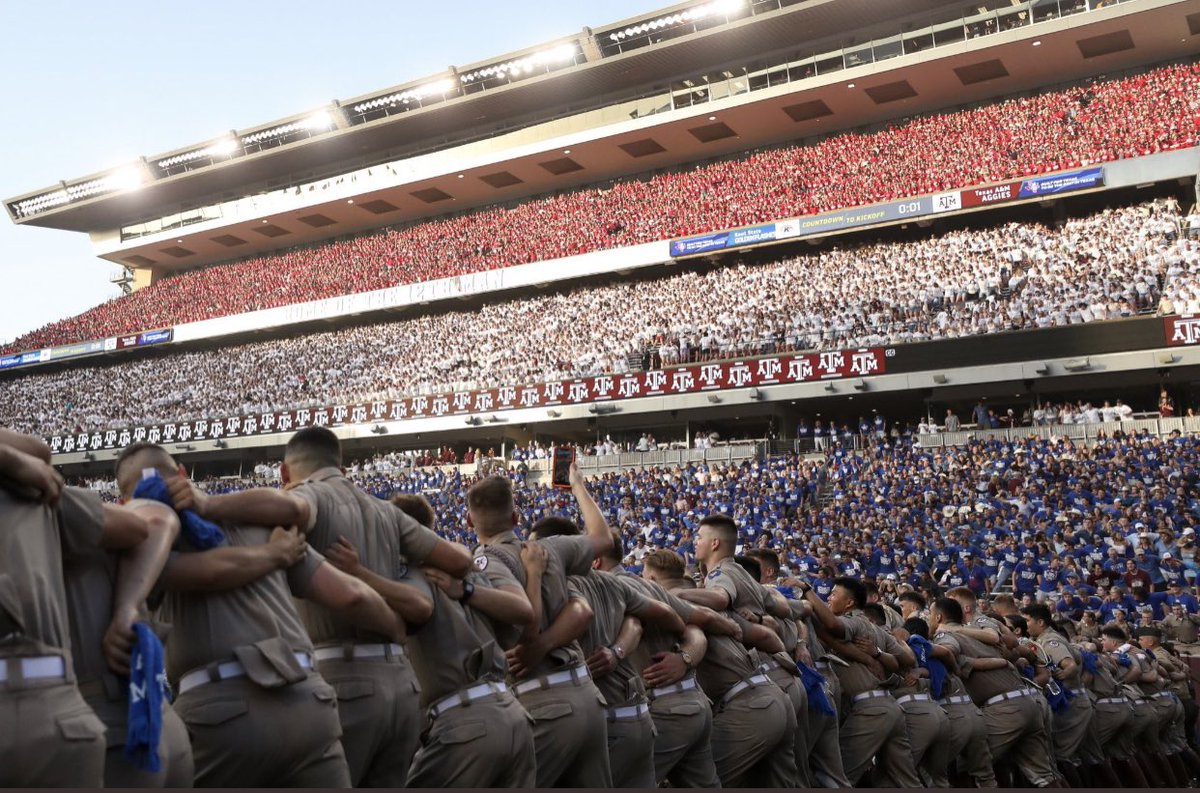 Fiasco0405's tweet photo. Love this shot from Kyle Field! Remembering 9/11…❤️🤍💙@TAMU @TamuFootball 🏈 #GigEm 👍#StandingwithAmerica #RedWhiteandBlueOut https://t.co/GW6opxUlCw