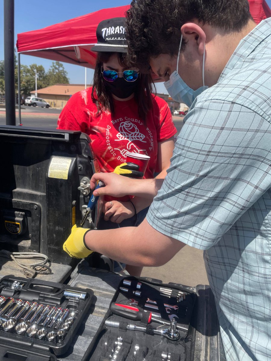 dsakerncounty's tweet photo. Just wrapped up our 1st brake light repair clinic since COVID started! Kern continues to be over policed, so we're going to keep protecting our neighbors and ourselves with BLCs while organizing against ICE and police abuses

If you're interested join at https://t.co/a3NVqFu0h5 https://t.co/4tEU6SiHen