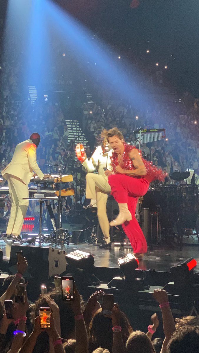 hsdtogethertour's tweet photo. Harry on stage in Las Vegas, NV - September 4 (via @tbscherry)   https://t.co/vi0s7VZR6X
