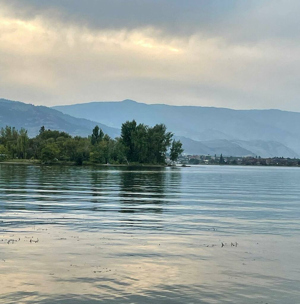 Calm waters 😌#osoyoosbc #osoyooslake #haynespoint #lakesideviews #calmwaters #serenity #enjoyingtheview #thankful #globalbcweather #globalbc #globalbcweatherwindow instagr.am/p/CTbA-22lKSD/