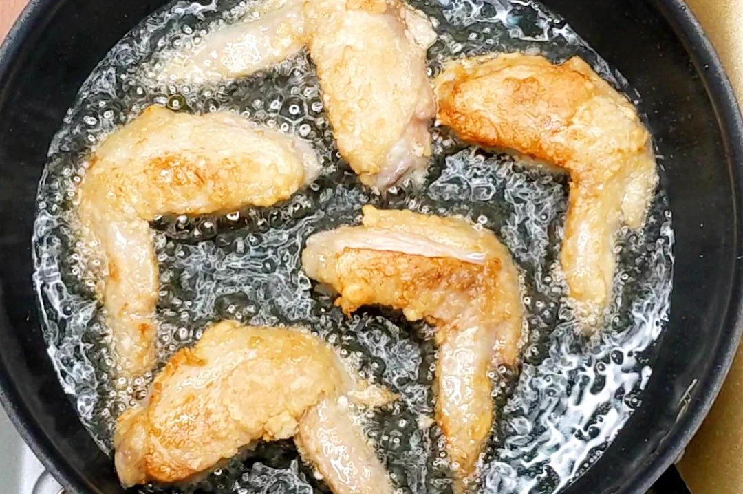 争奪戦になっちゃう美味しさ？！おうちで居酒屋気分を楽しみたいときにもぴったりそうな「手羽先」レシピ！