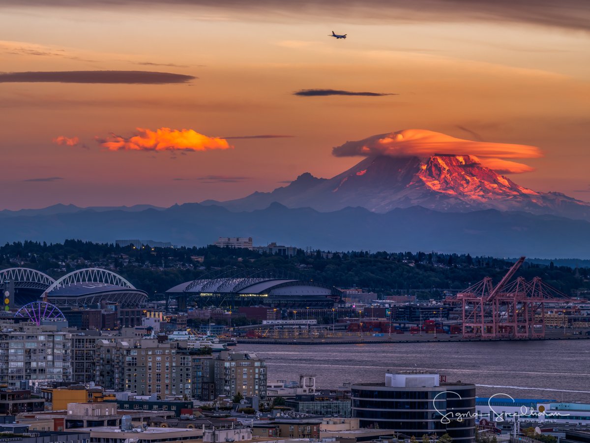 What a beautiful #lenticularcloud on Tahoma/Mt.Rainier this evening, the #sunset painting the lenny and the mountain pink. #Seattle #WaWx